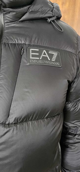 Czarna puchowa kurtka męska Emporio Armani (EA7) rozmiar M