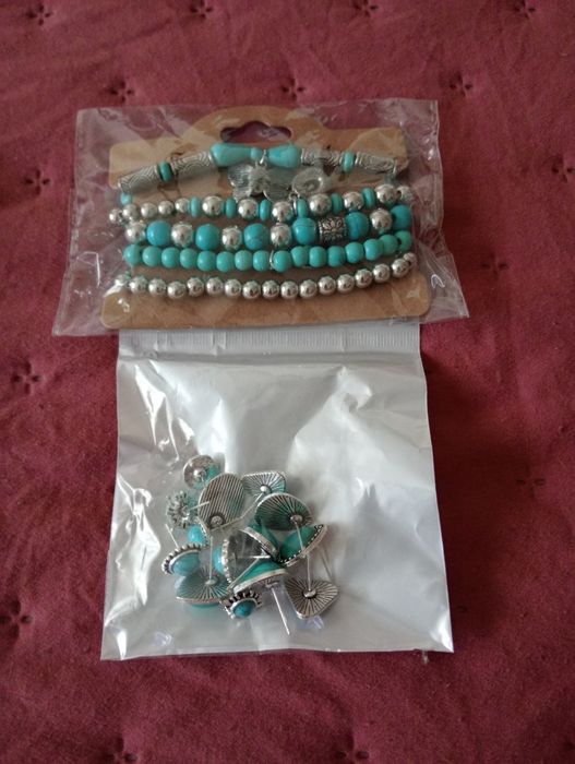 Lote pulseiras, brincos e anéis.