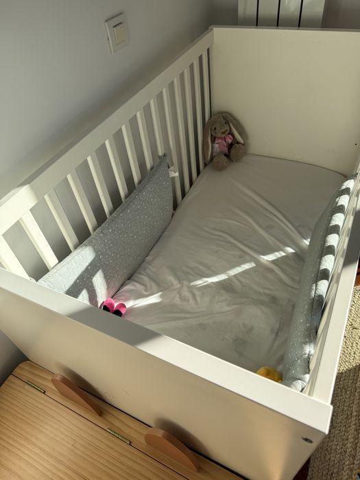 Berço com grades bebé