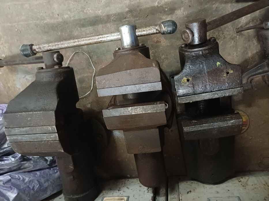 Домкраты. Топоры,Тиски станочные. кузнечные, слесарные . Петли точеные