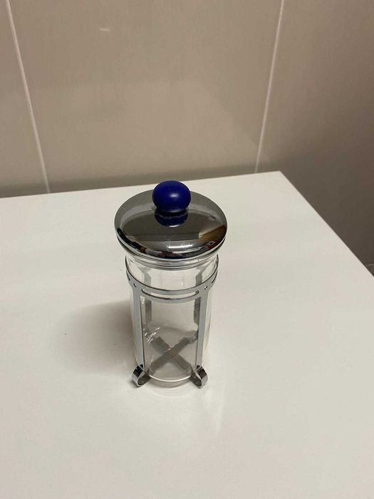 Caixa em vidro com tampa metálica