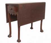 Mesa de abas antiga em madeira entalhada