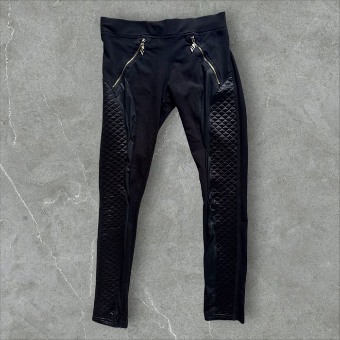 Wyjątkowe czarne legginsy z pikowanymi wstawkami – styl i wygoda w jed