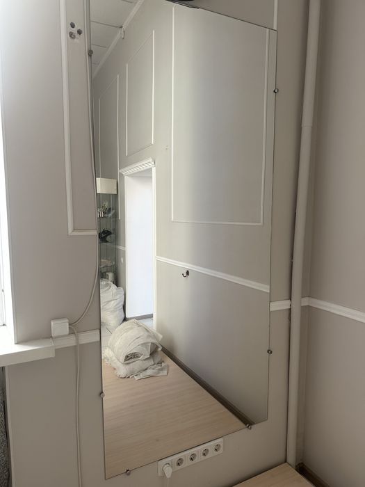 Дзеркало без рамки