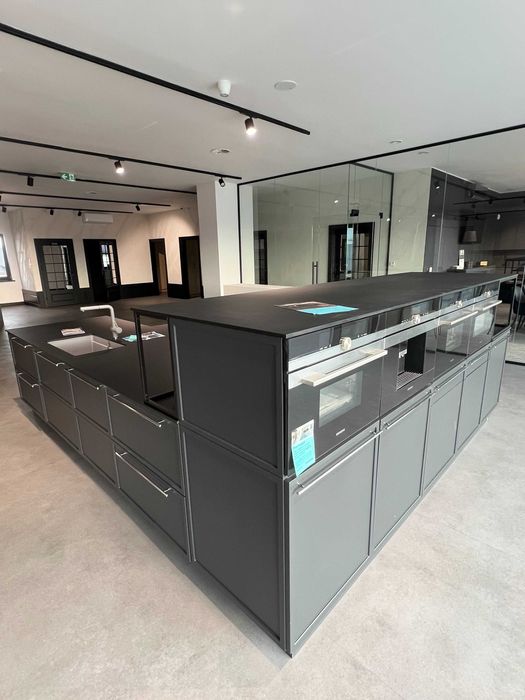 Meble kuchenne -wyspa ,blat HPL , okucia Blum nowe sprzedam.