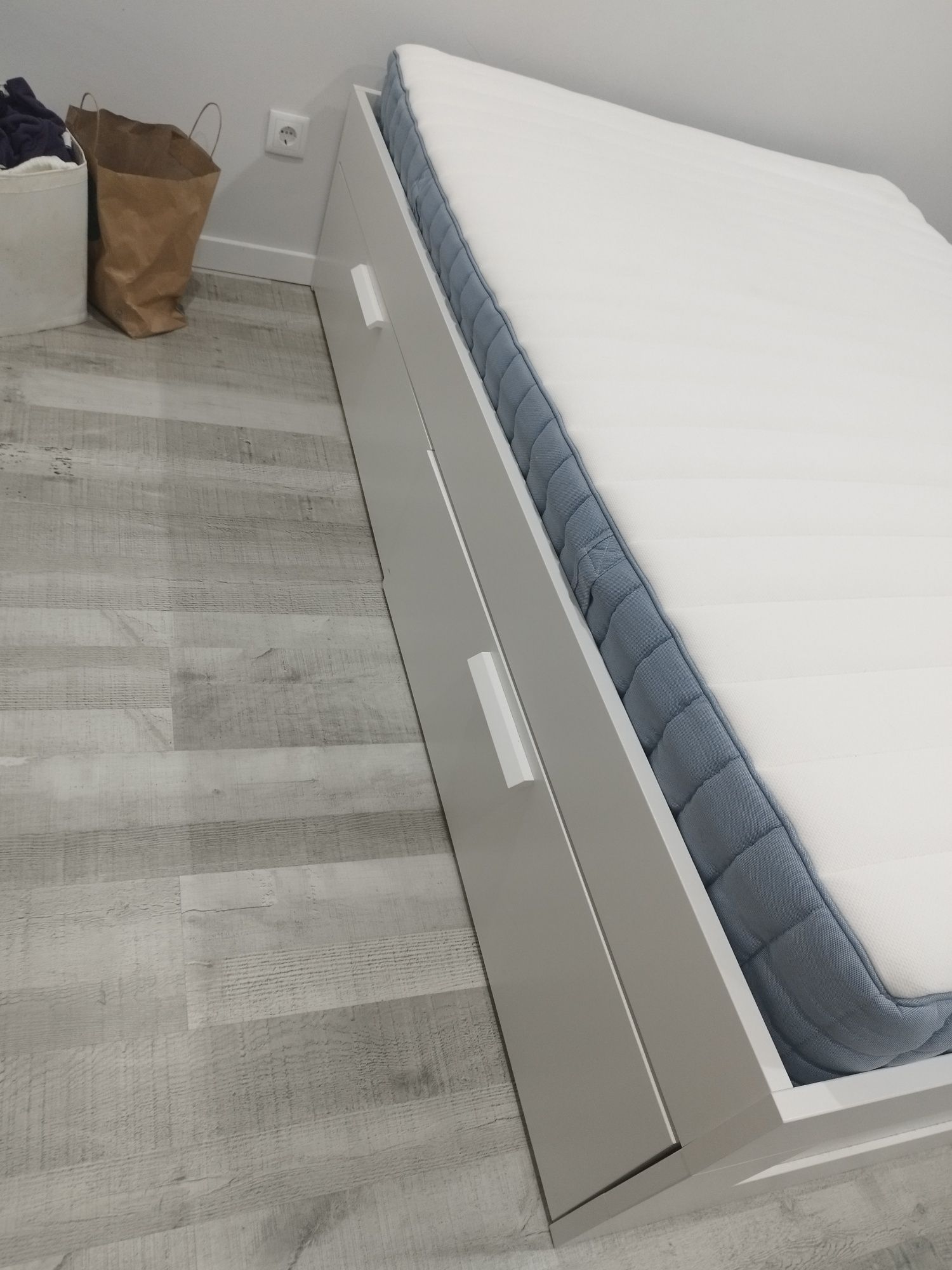 Cama com colchão 160x200 e quatro gavetas