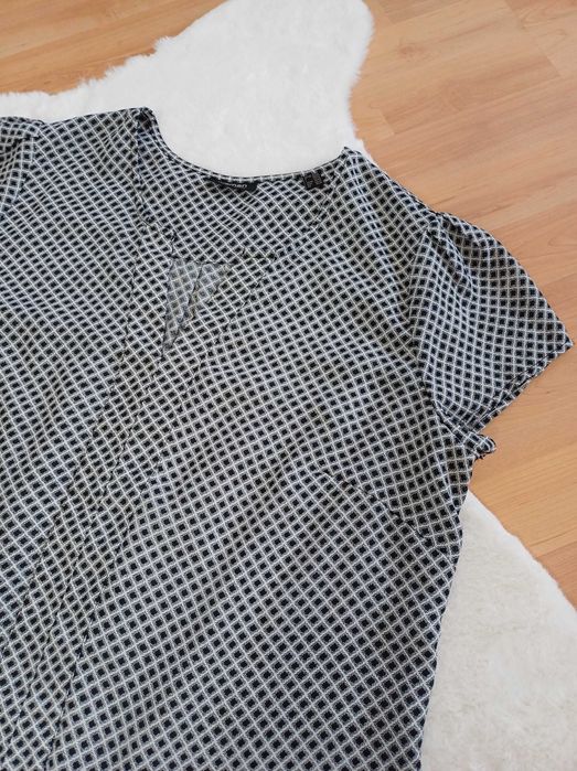 Czarna biała bluzka damska Tchibo XL ze wzorem na krótki rękawek