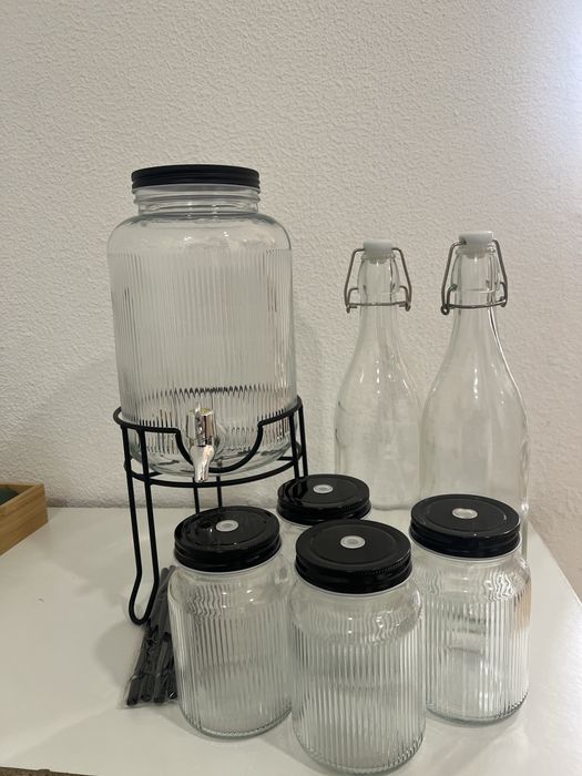 Despensador de bebidas com 4 copos