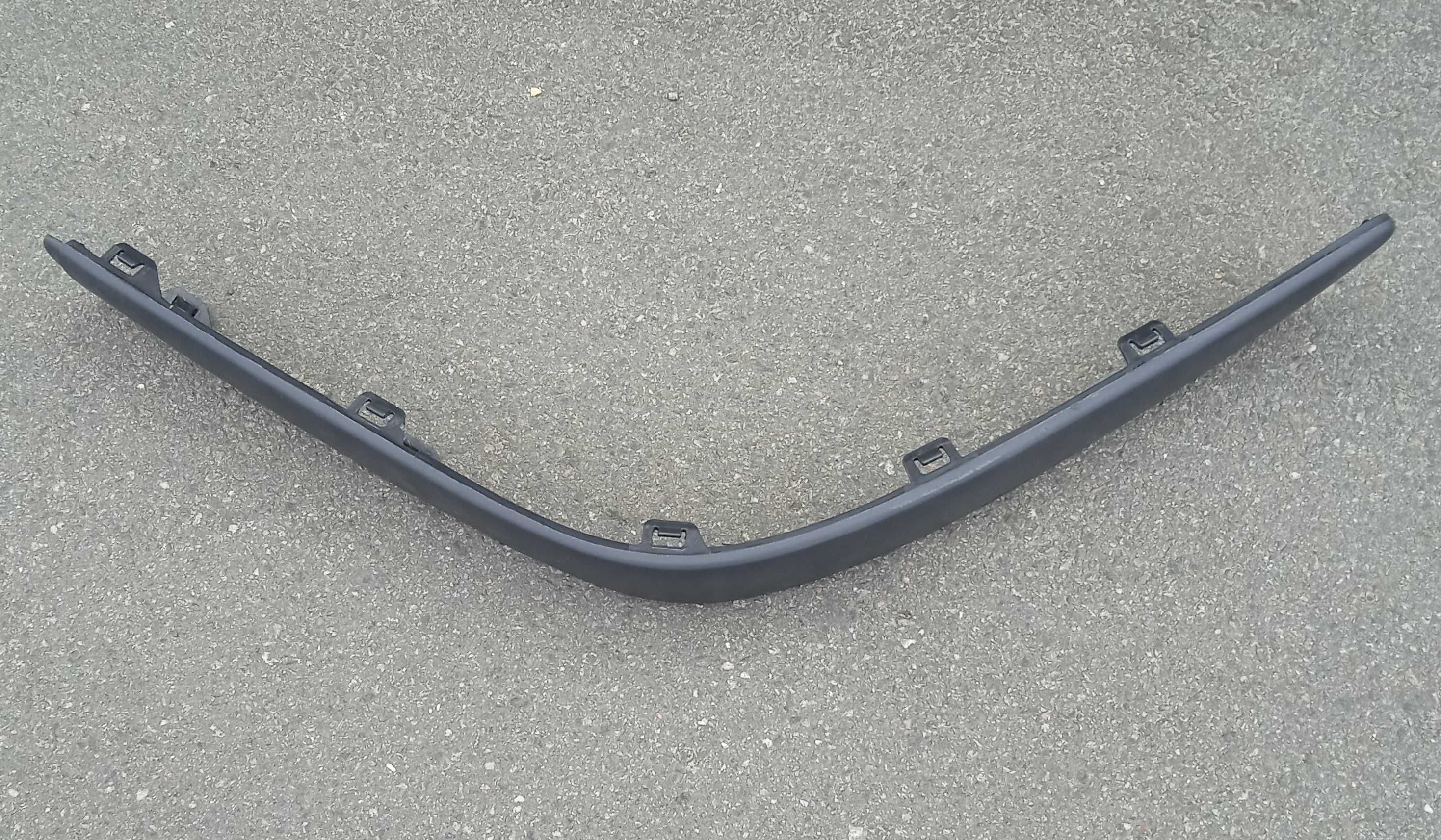 На Audi 80 нова накладка бампера дешево