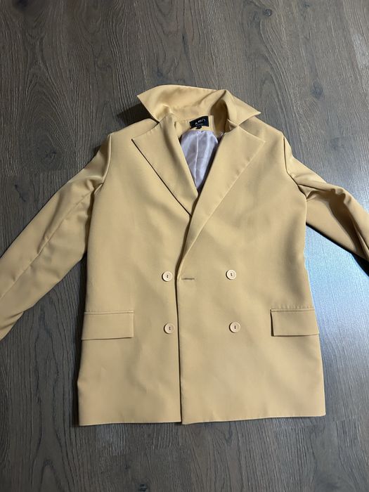 Бежевий піджак подовжений