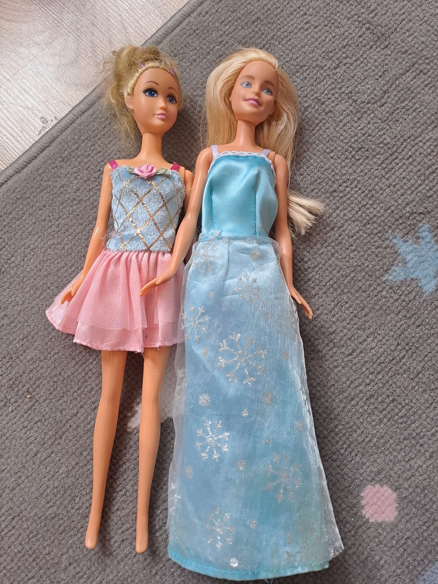 Dwie lalki barbie plus koniki