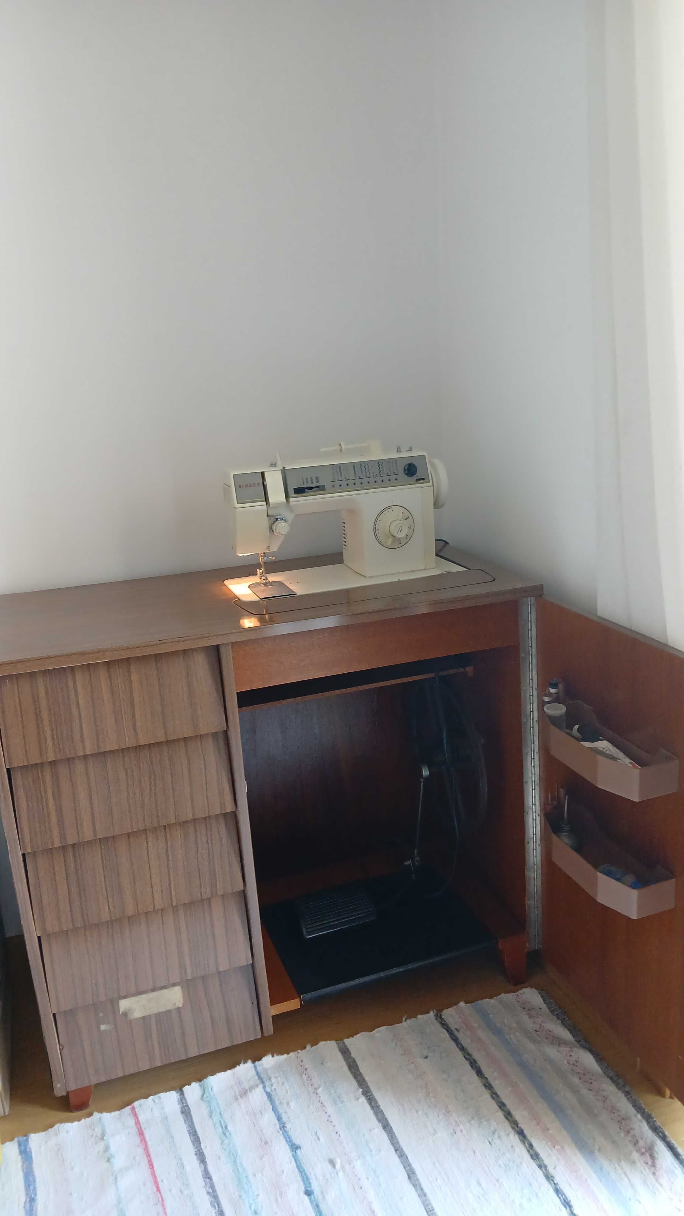 Máquina de costura Singer com móvel