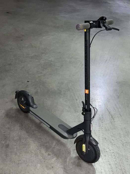 Електросамокат Xiaomi Mi Electric Scooter Essential Black