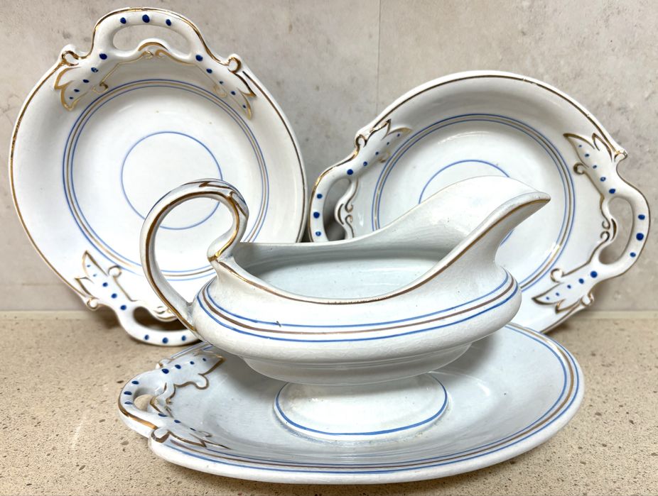 Lindo conjunto de antiga molheira e taças em porcelana Alcântara