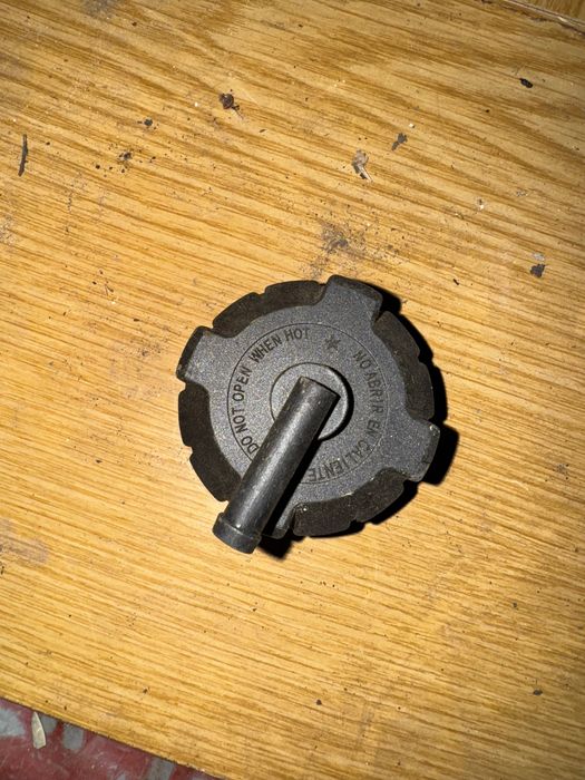 Пробка расширительного бачка с носиком GP Iveco Daily