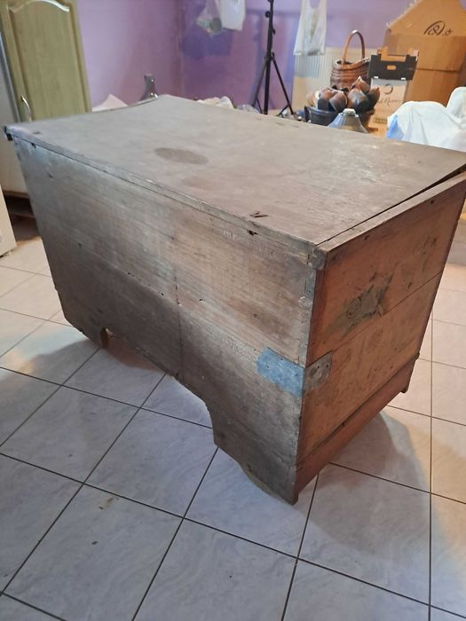 Stara skrzynia na kółkach