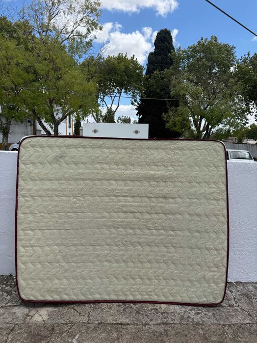 vendo de casal  cama 1.90 x 1.50 usada