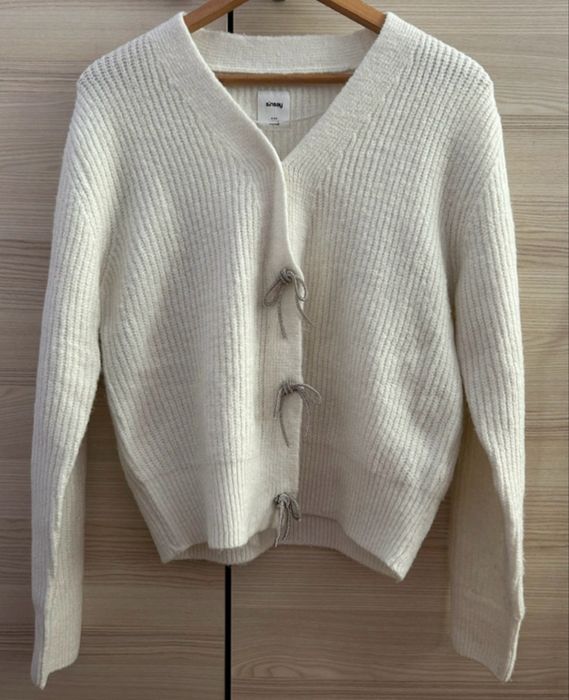 Biały sweterek kokardki sinsay