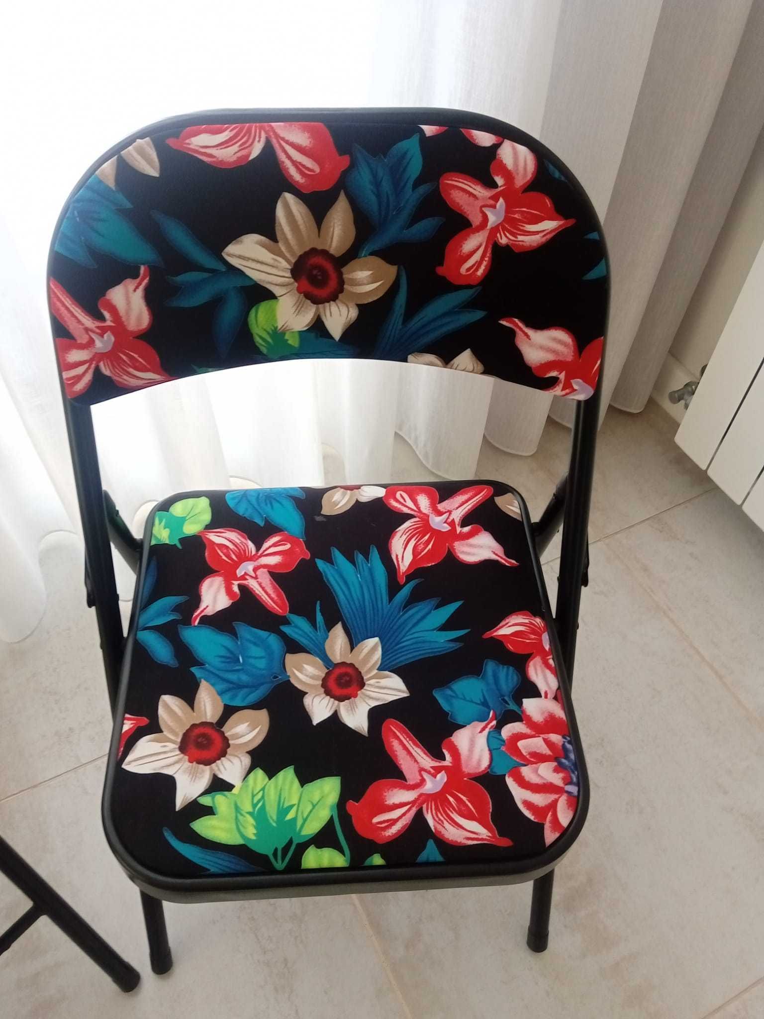 Duas cadeiras desdobráveis