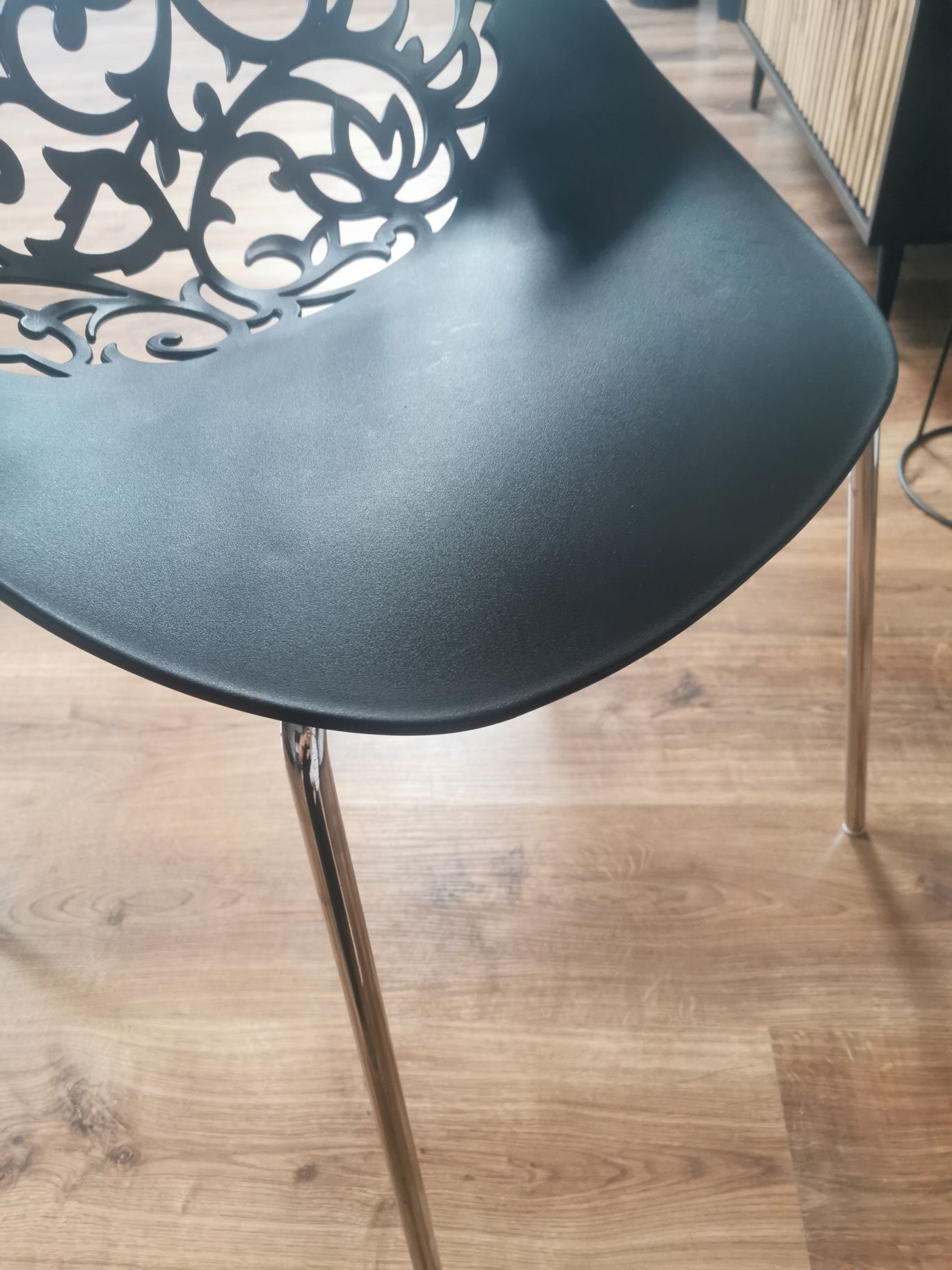 Krzeslo ażurowe czarne