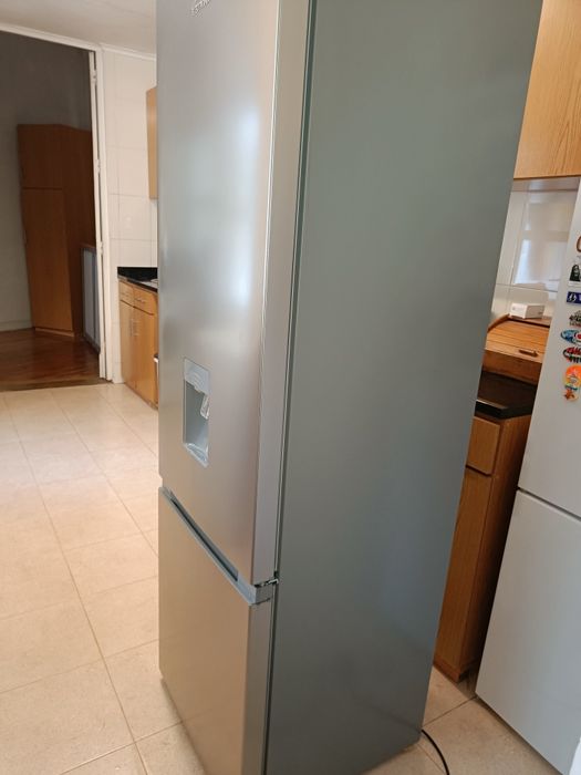 Frigorífico Electronia com dispensador de água