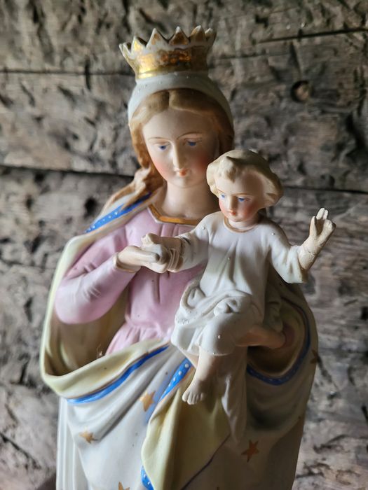 Porcelanowa Maryja Królowa Matka Boża biskwit