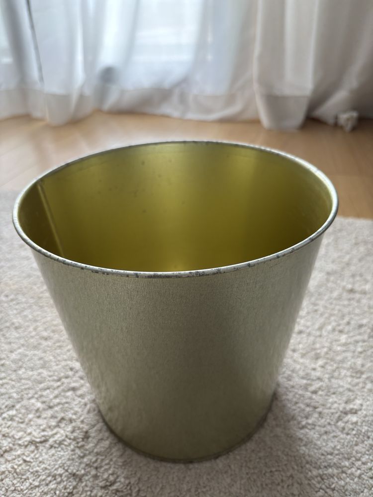 Vaso em metal dourado