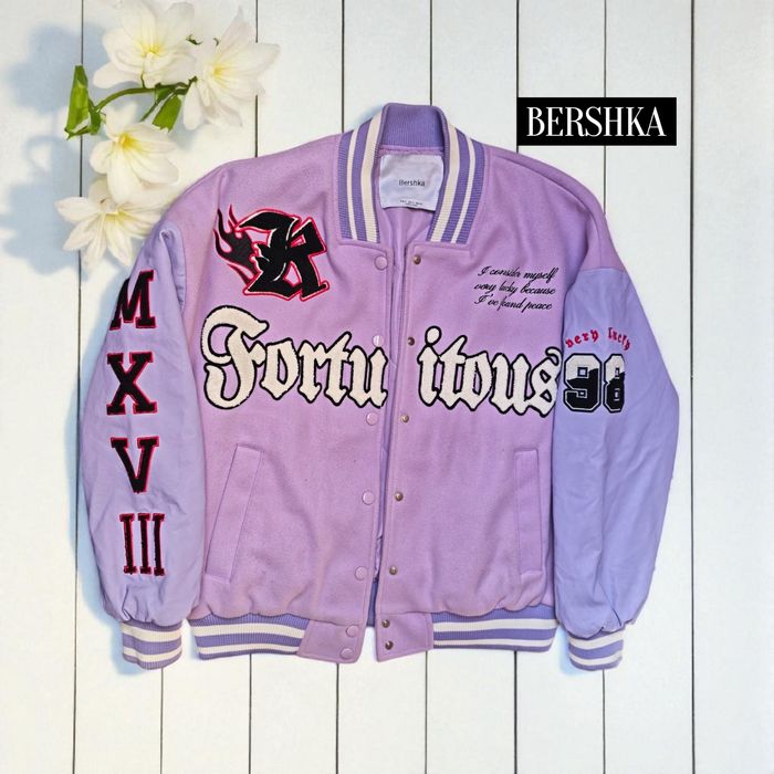 Wyjątkowa kurtka liliowa bejsbolówka damska Bershka college