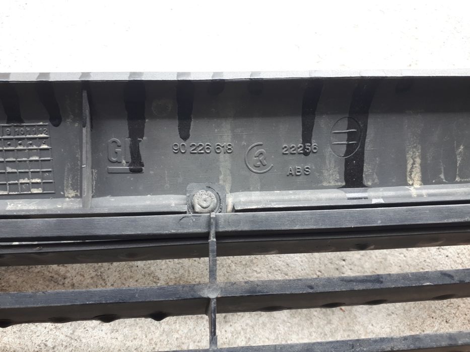 Pára-choques e grelha  original Opel Corsa-a GT ou GSi Mk1  c/ emblema