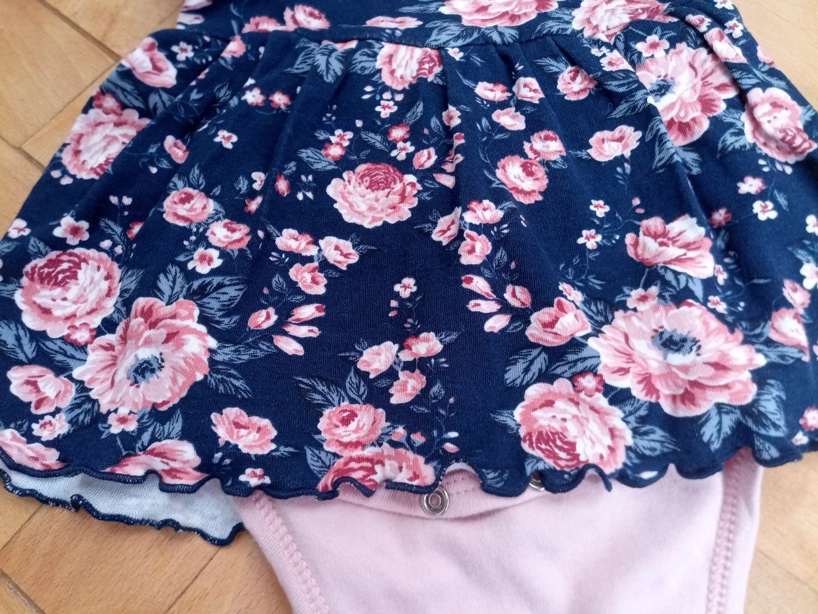 Elegancka sukienka z body w kwiaty 68, krótki rękaw.