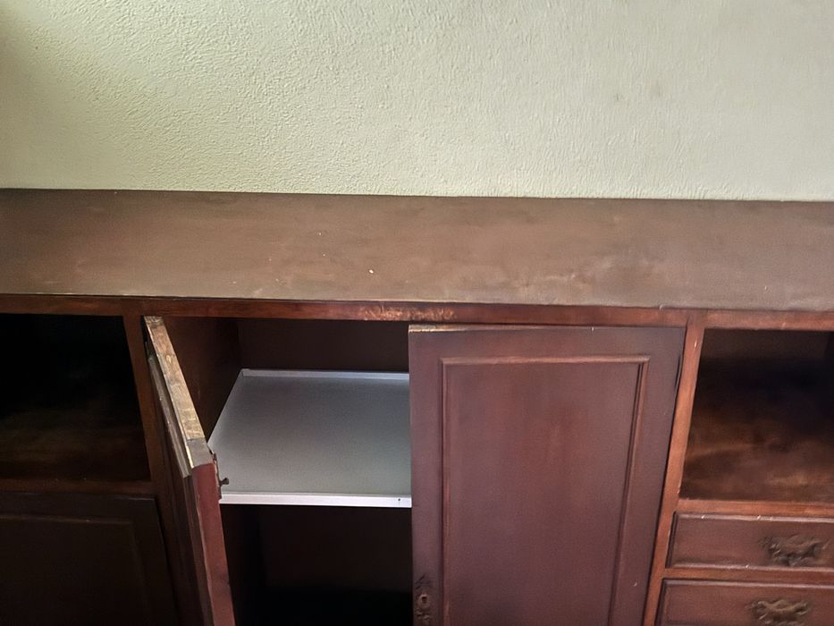 Movel de entrasa de sala em nogueira com pedra marmore cinza escuro