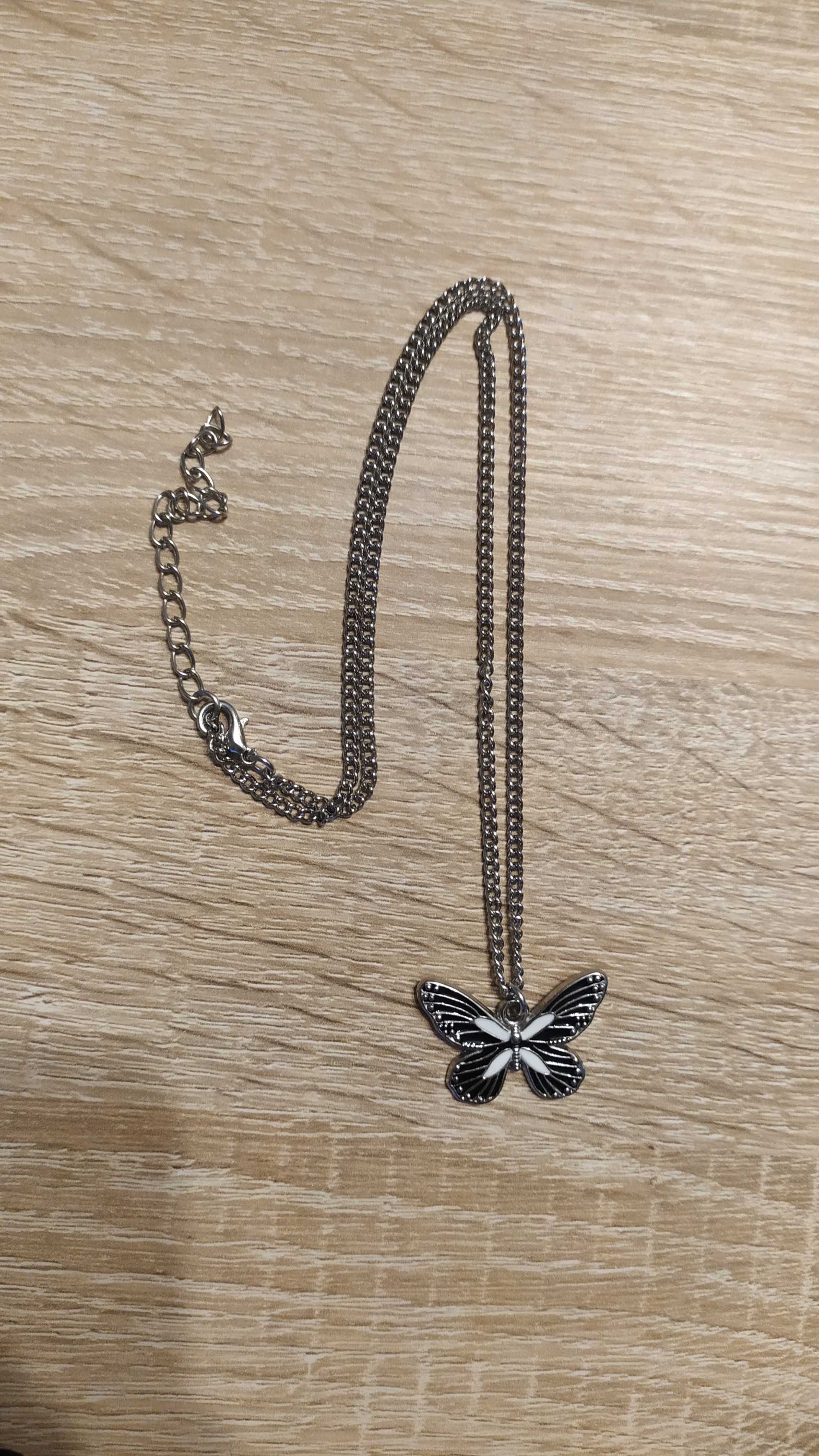 Srebrny naszyjnik z zawieszką w kształcie motyla