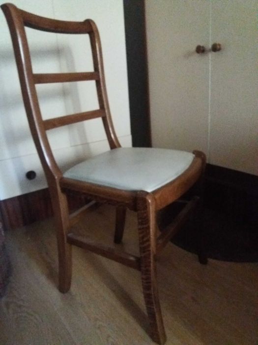 Duas cadeiras em madeira