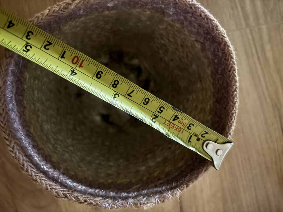 Doniczki 2 sztuki różne.