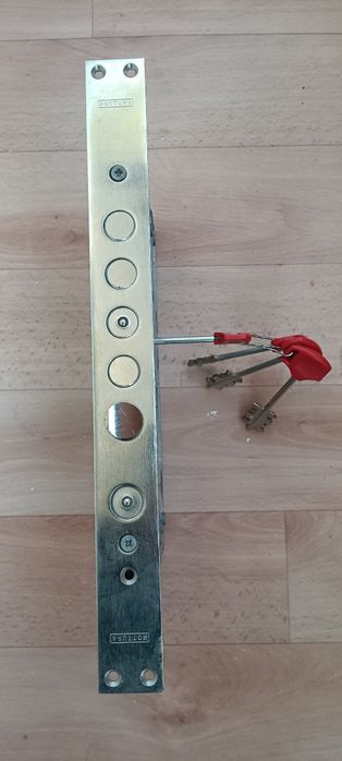 Замок на мощные входные двери на гараж, на ворота