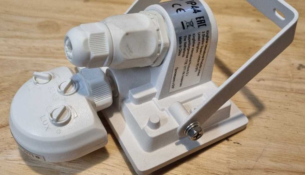 Lampa LED 10W - naświetlacz garażowy z czujnikiem ruchu