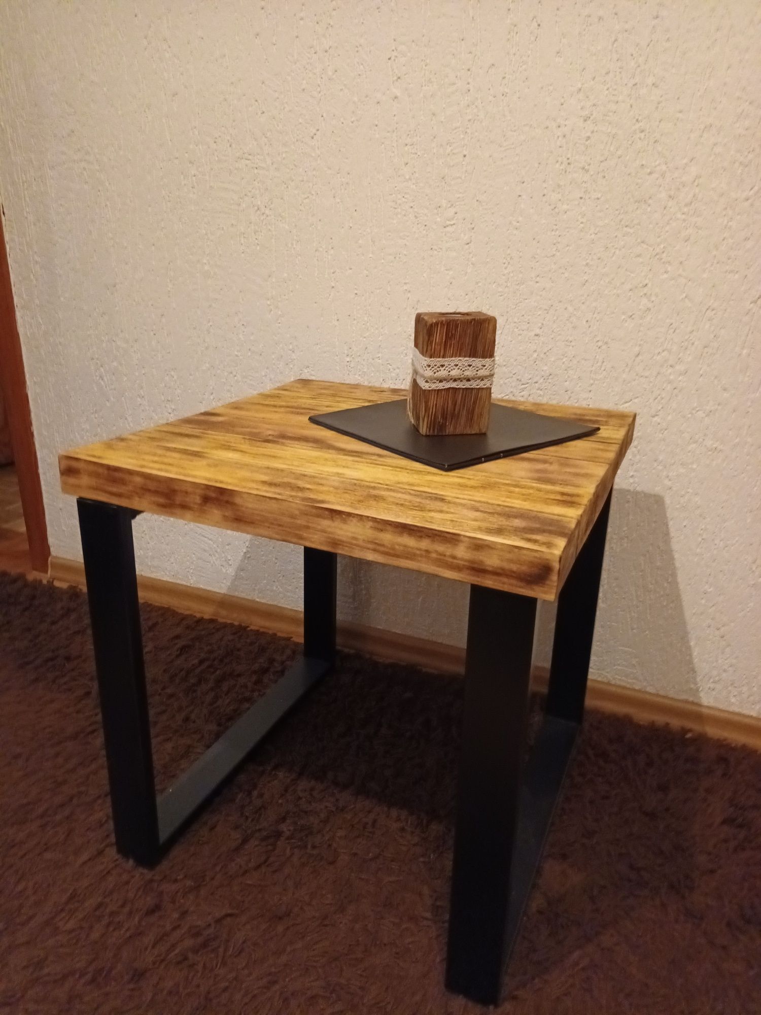 Mały stolik kawowy z drewna.