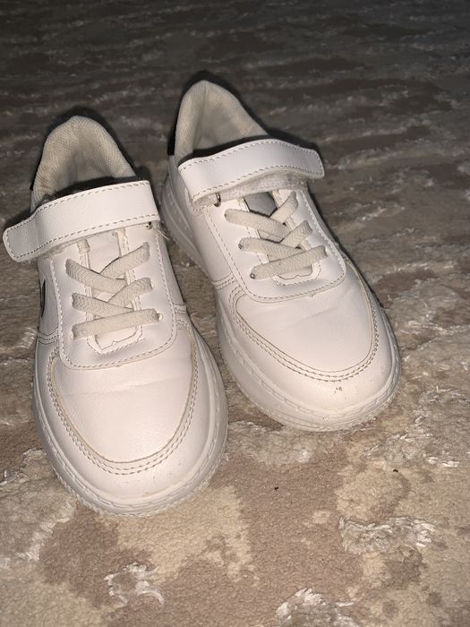 Кросівки білі