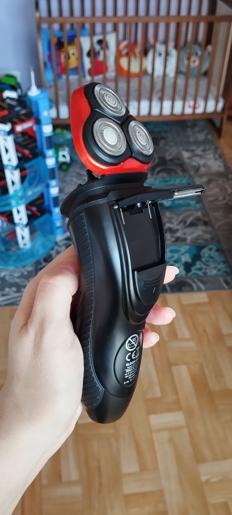 Golarka elektryczna do golenia. Trymer, wskaźnik ład