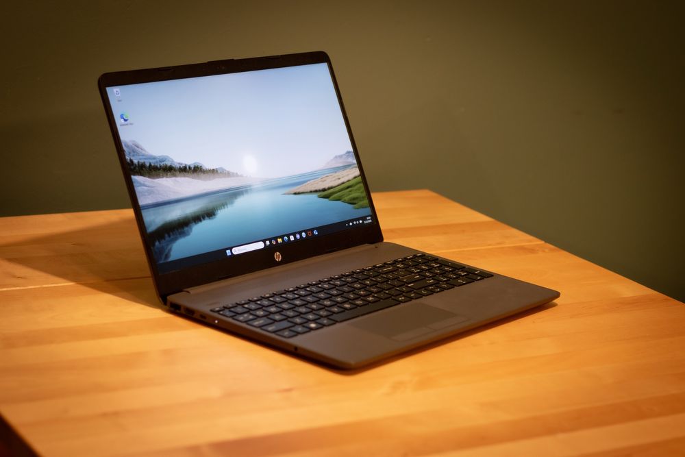 Laptop HP 255g8 / 16 GB RAM 3200 MHz / 5300U Ryzen 3 / Win11, bdb stan