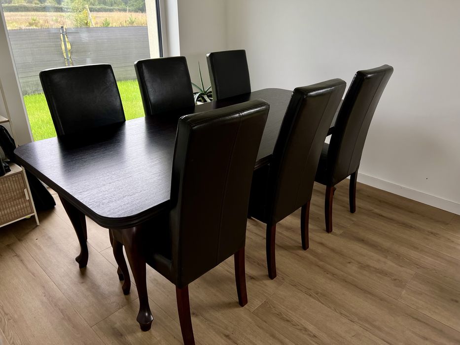 Duży stól z litego drewna z kompletem 6 krzeseł do jadalni lub salonu