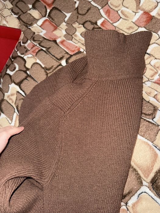 Жіночій светр в коричневому кольорі