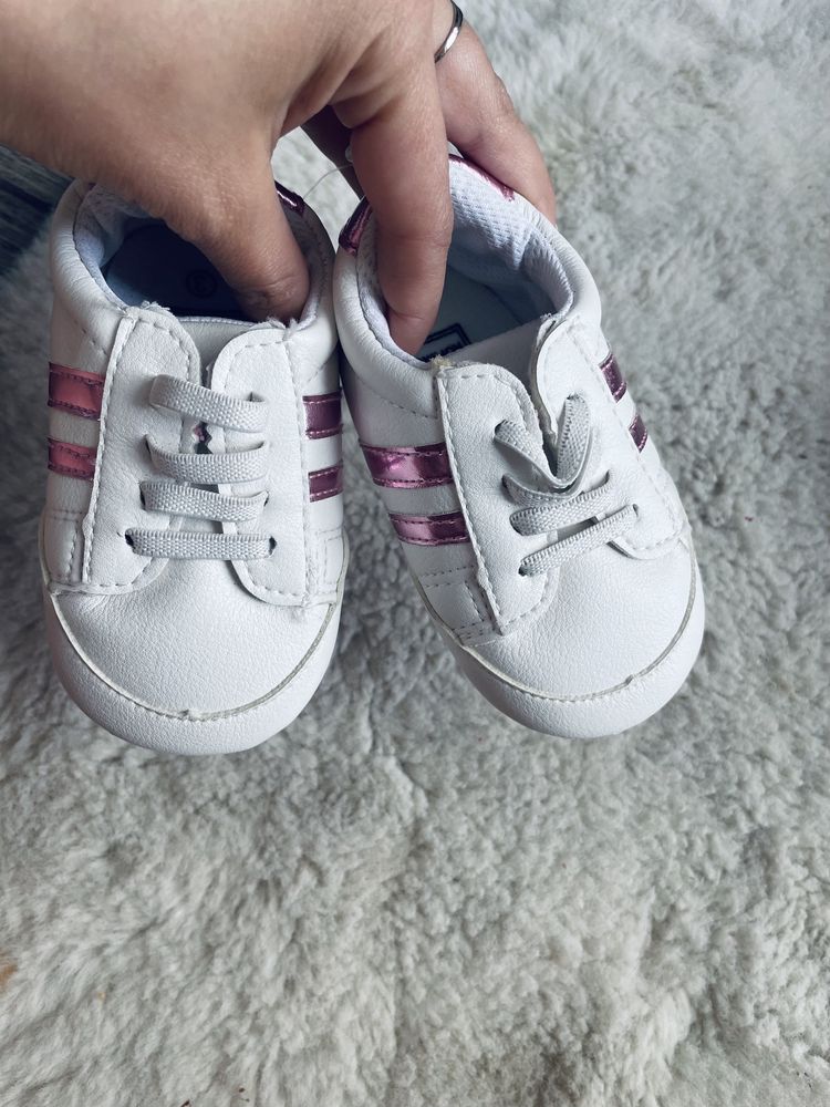 Buty niechodki niemowlęce białe sportowe metaliczne