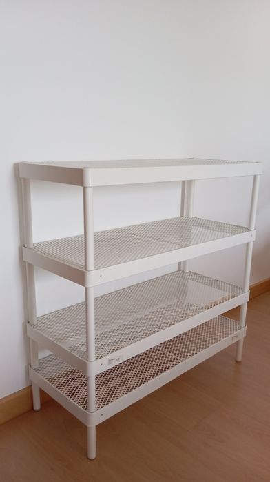 Prateleiras em metal branco