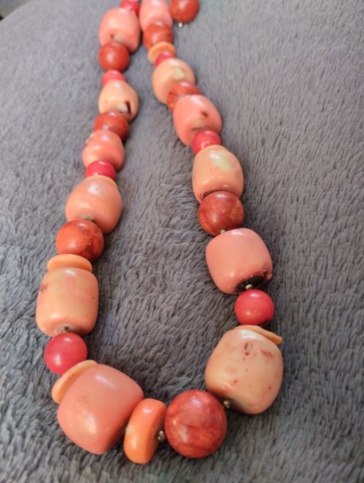 Colar de Coral antigo de dferentes cores.