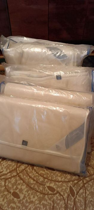 Продам постельный комплект из мериносовой шерсти .