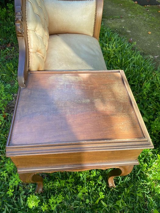 Mesa telefoneira antiga com assento