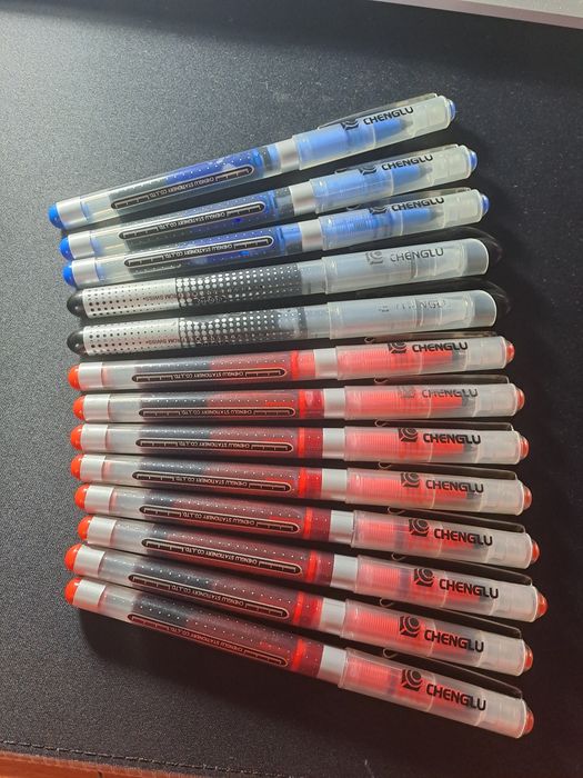 Canetas de ponta fina usadas