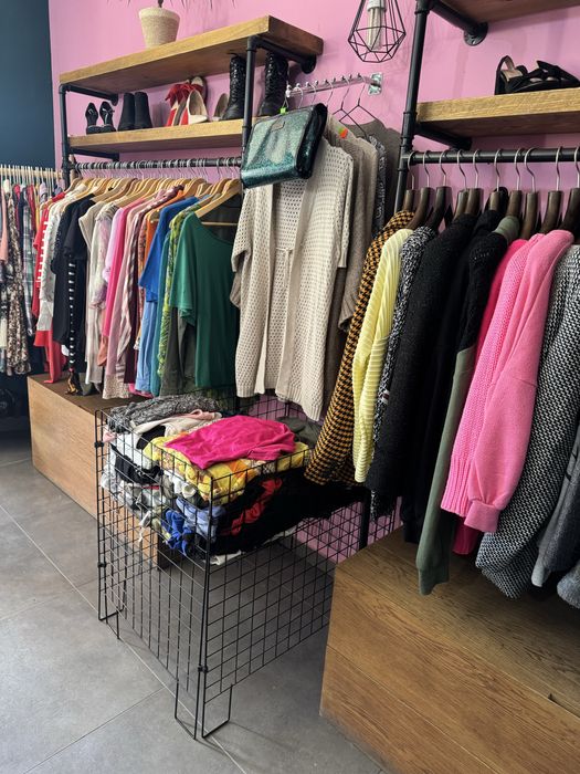 Wyposażenie sklepu odzieżowego/ meble do butiku w stylu retro