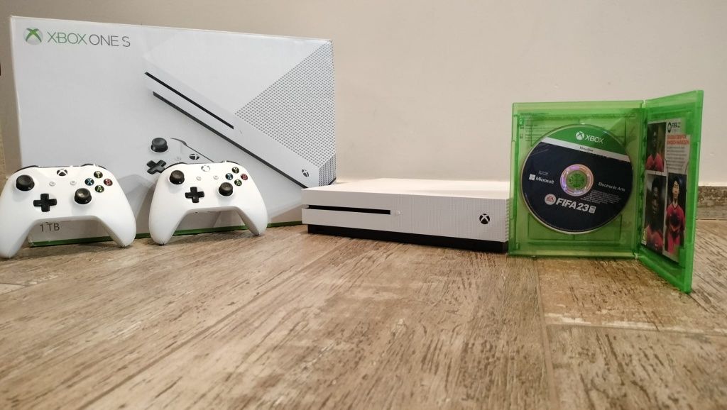 Xbox one s + FIFA 23